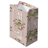 Teekanne Party Pink Floral & Butterfett Monogramm Mittlere Geschenktüte (Vorderseite Schrägansicht)