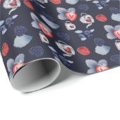 Teekannen, Cups, farbenfrohe Berries auf Marinebla Geschenkpapier (Rolleneckpunkt)