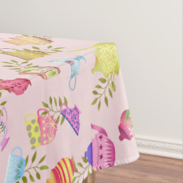 Teeköpfe und Tassen rosa Tischdecke