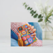 Teen Holding a Crocheted Phone Case Made From Gran Postkarte (Stehend Vorderseite)
