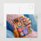 Teen Holding a Crocheted Phone Case Made From Gran Postkarte (Vorne/Hinten)