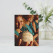 Teenage Girls Softball-Team sitzt im Dugout Postkarte (Stehend Vorderseite)