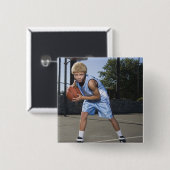 Teenager auf Basketballfeld 2 Button (Vorne & Hinten)