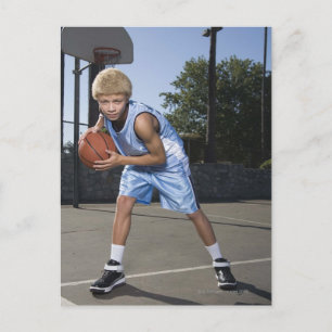 Teenager auf Basketballfeld 2 Postkarte
