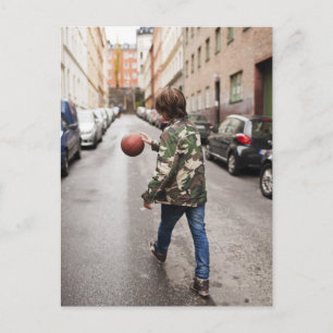 Teenager-Junge tropft Basketball Postkarte