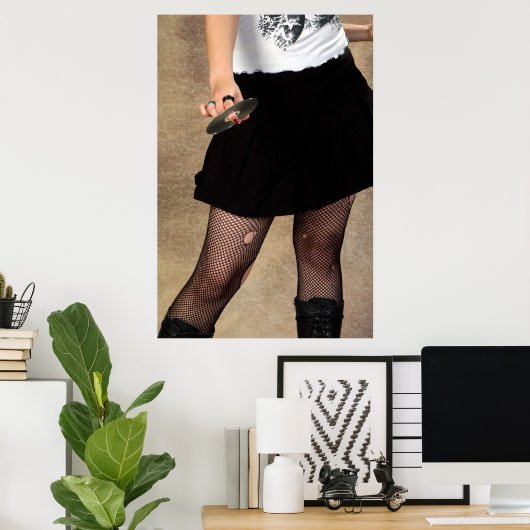 Teenager mit CD Poster (Heimbüro)