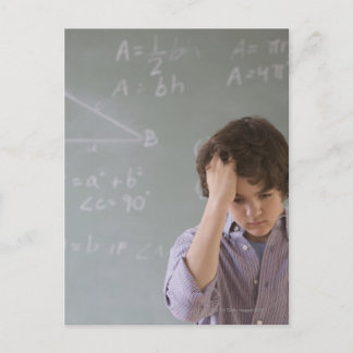 Teenager vor der Tafel mit Mathematik Postkarte