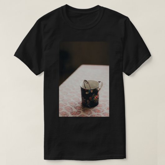 Teetasse auf einem Tisch T-Shirt (Design vorne)