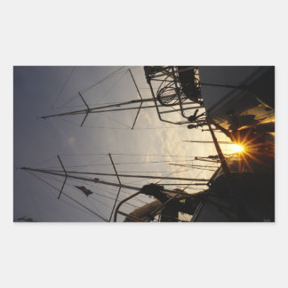 Tegenlicht bij 2 zeilboten in de haven. rechteckiger aufkleber