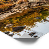 Teich auf dem Berg // Felsen und Bäume Poster (Ecke)