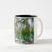 Teich durch den weinende Weide-Baum Zweifarbige Tasse (VorderseiteRechts)