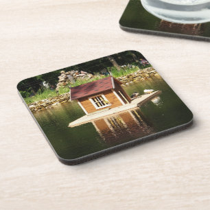 Teich mit Vogelhaus und Bergrutschbahn Getränkeuntersetzer