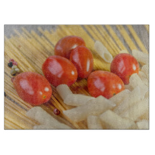 Teigwaren und Tomaten Schneidebrett