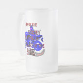 Teil der Fahrbier-Tasse Mattglas Bierglas (Vorderseite Links)