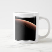 Teil der Mars an der Grenze von Licht und Dunkel. Jumbo-Tasse (Rechts)