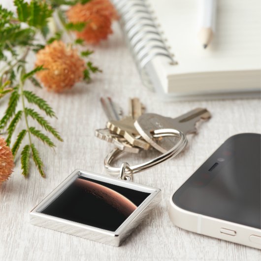 Teil der Mars an der Grenze von Licht und Dunkel. Schlüsselanhänger (Seite)