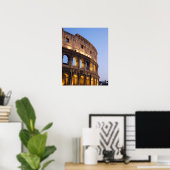 Teil des Kolosseums bei Dämmerung Poster (Heimbüro)