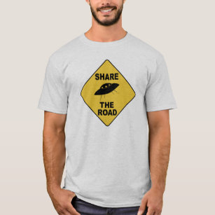 Teilen Sie das Verkehrsschild mit UFO T-Shirt