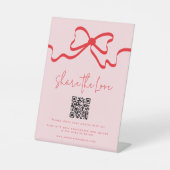 Teilen Sie die Liebe Red Bow Wedding Foto QR Code Sockelschild (Vorderseite)