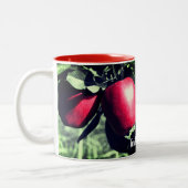 Teilfarbige rote Äpfel Personalisiert Zweifarbige Tasse (Links)