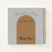 Teilnehmer der Graduierungspartei melden sich an Notizblock (Rückseite)