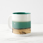 Tel Aviv Strand Zweifarbige Tasse (Vorderseite Links)