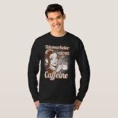 Telemarketer mit Coffein-Telemarketer T-Shirt (Vorne ganz)