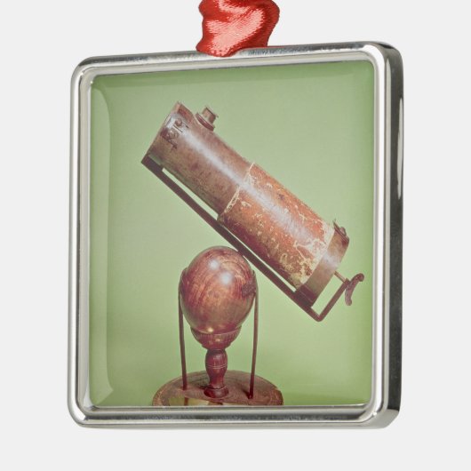 Teleskop, das Sir Isaac Newton 1671 gehört Silbernes Ornament (Links)