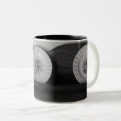 Teller auf einem Pokalsieg Zweifarbige Tasse (VorderseiteRechts)