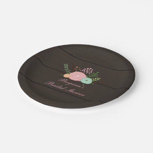 Teller aus dunklem Holz und rustikalem Blumengeste (Schrägansicht)