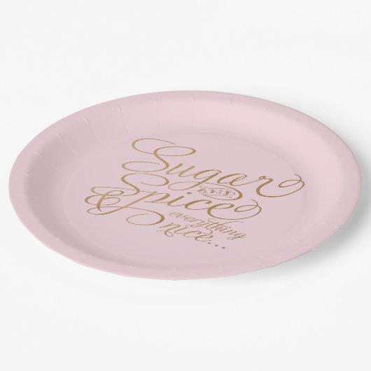 Teller aus rosa und goldfarbenem Zucker und Gewürz (Schrägansicht)