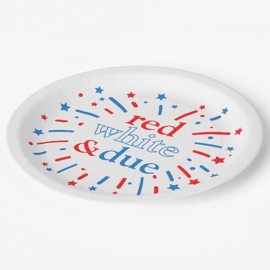 Teller aus rotem Weißes und grünem Baby Duschpapie (Schrägansicht)