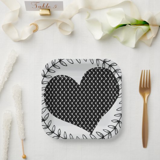 Teller aus schwarzem und weißem Herzpapier (Hochzeit)