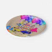 Teller, glücklich zum Geburtstag über dem Hügel Pappteller (Schrägansicht)