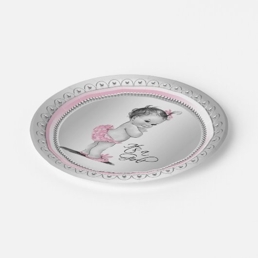 Teller mit rosa und silberfarbenem Babyduschpapier (Schrägansicht)