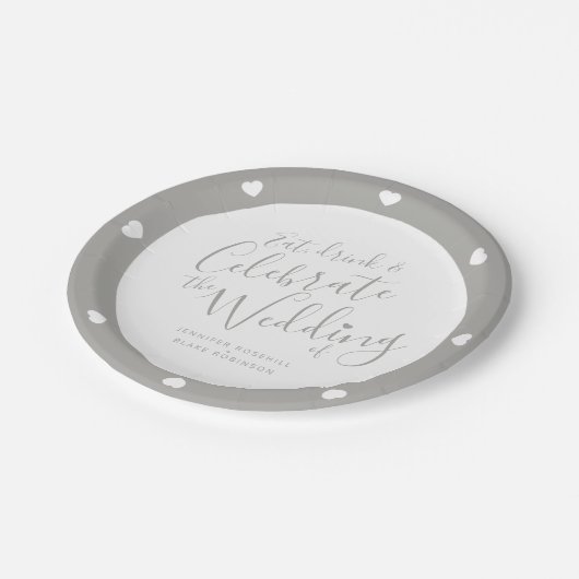 Teller mit weißer Hochzeitschrift und grauem Herz (Schrägansicht)