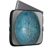 Teller verziert mit Fischen (Faience) Laptopschutzhülle (Vorne Rechts)
