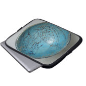 Teller verziert mit Fischen (Faience) Laptopschutzhülle (Vorne Knopf)
