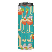 Teller von Nudeln und lustigen Katzen. Nudeln mit  Thermosbecher (Rückseite)