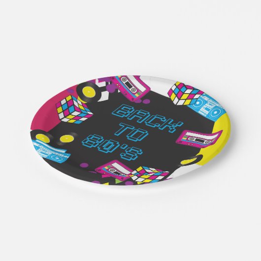 Teller von Papierdokumenten aus dem Party der 1980 (Schrägansicht)