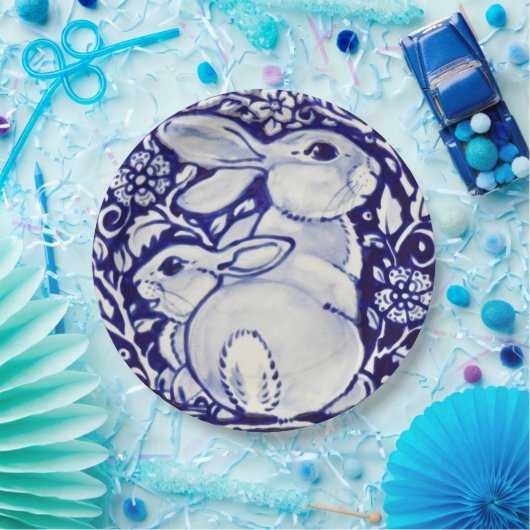 Teller zum Blumendesign in Blau und Weißkaninchen (Party)
