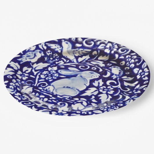 Teller zum Blumendesign in Blau und Weißkaninchen (Schrägansicht)