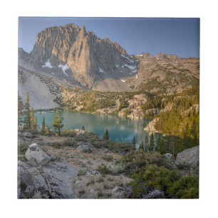 Tempel-Felsspitze und zweiter See Fliese