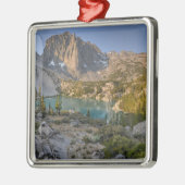 Tempel-Felsspitze und zweiter See Ornament Aus Metall (Links)