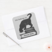 Template Cat on Books Label - Grauer Hintergrund Quadratischer Aufkleber (Umschlag)