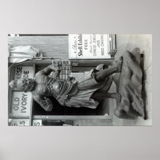 Temple Guard Statue im Pacific Curio Shop, Poster (Vorne)