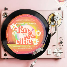 Ten ist ein Vibe Groovy Retro Vinyl Rainbow Daisy Einladung