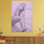 Tender Black&Lilac Halftone-Effekt Sitting Girl Leinwanddruck (Insitu (Wohnzimmer))