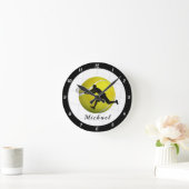 Tennis Ball & Male Player Silhouette Coach Name Runde Wanduhr (Zuhause)