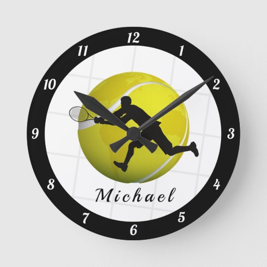Tennis Ball & Male Player Silhouette Coach Name Runde Wanduhr (Vorderseite)